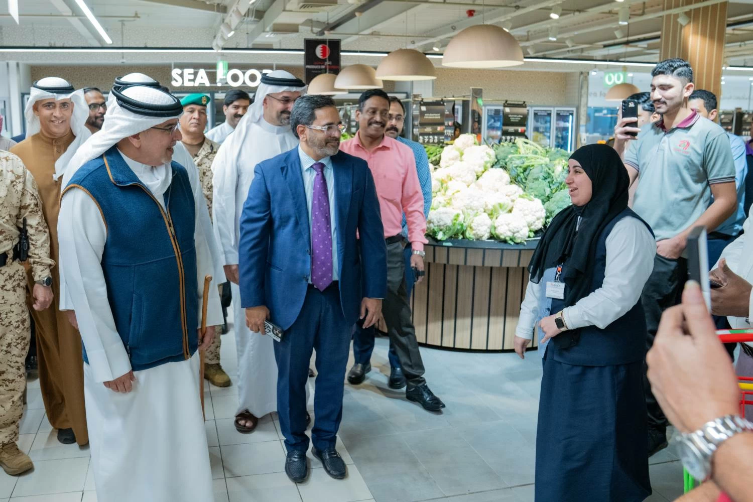 ولي العهد رئيس الوزراء يقوم بزياراتٍ ميدانية للأسواق التجارية للاطمئنان على توفر السلع