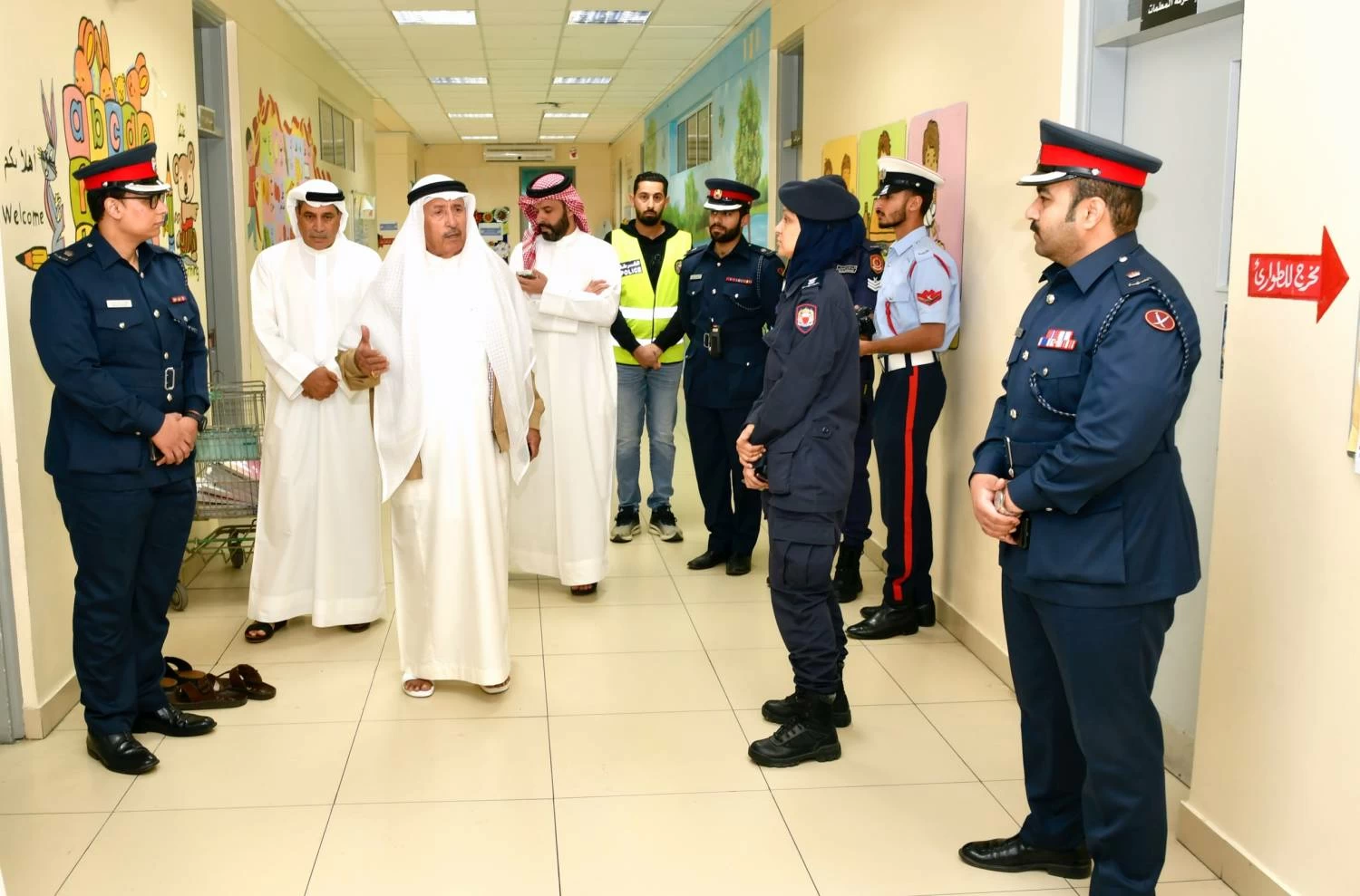 محافظ المحرق يطلع على مستوى الخدمات في مراكز الإيواء ويؤكد على نهج البحرين الإنساني