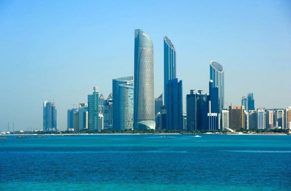 الإمارات : احتواء حريق بموقع محطة خزانات للوقود في أبوظبي بعد استهدافه بطائرة مسيرة