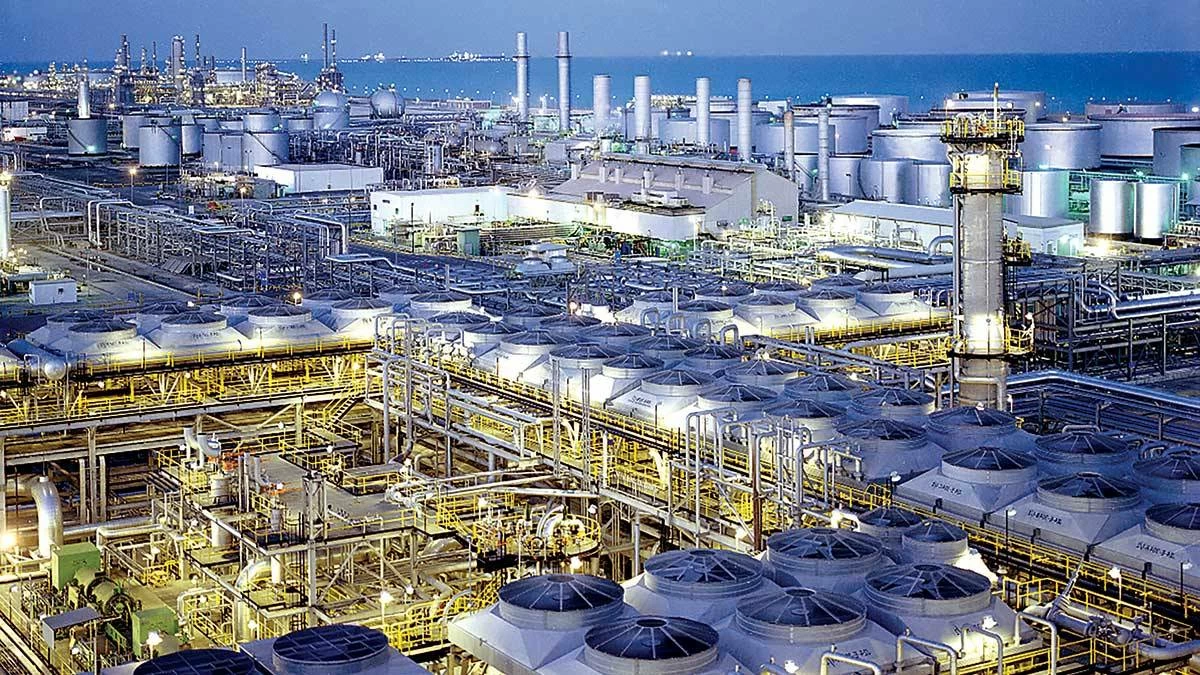 "الدفاع السعودية": محاولة هجوم على مصفاة رأس تنورة والتقديرات تشير إلى مسيرة