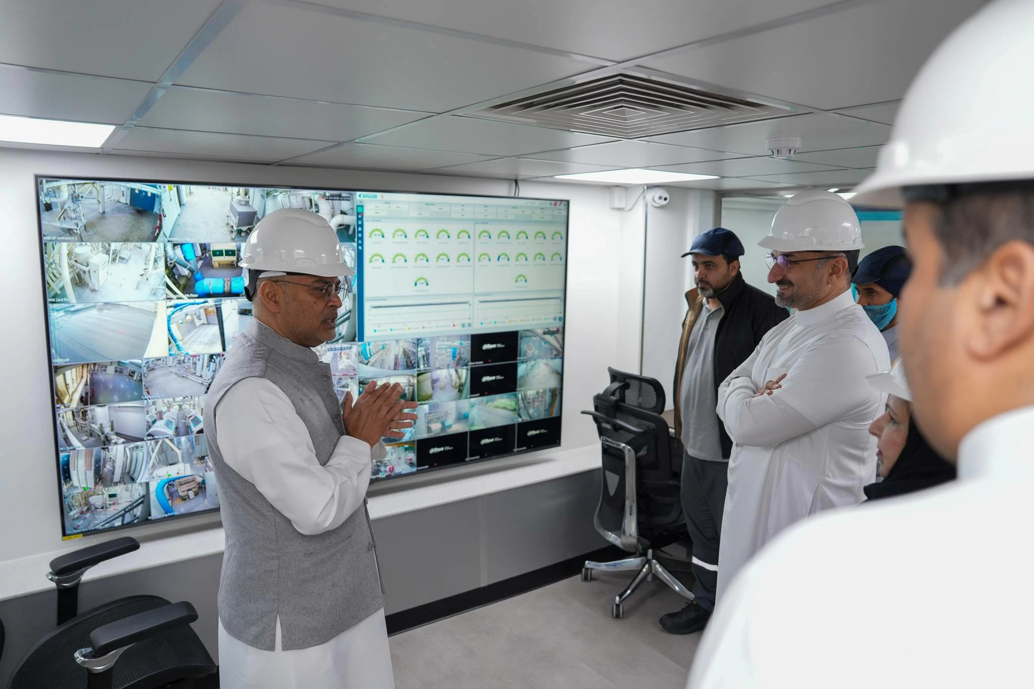 وزير الصناعة يزور شركة البحرين لمطاحن الدقيق