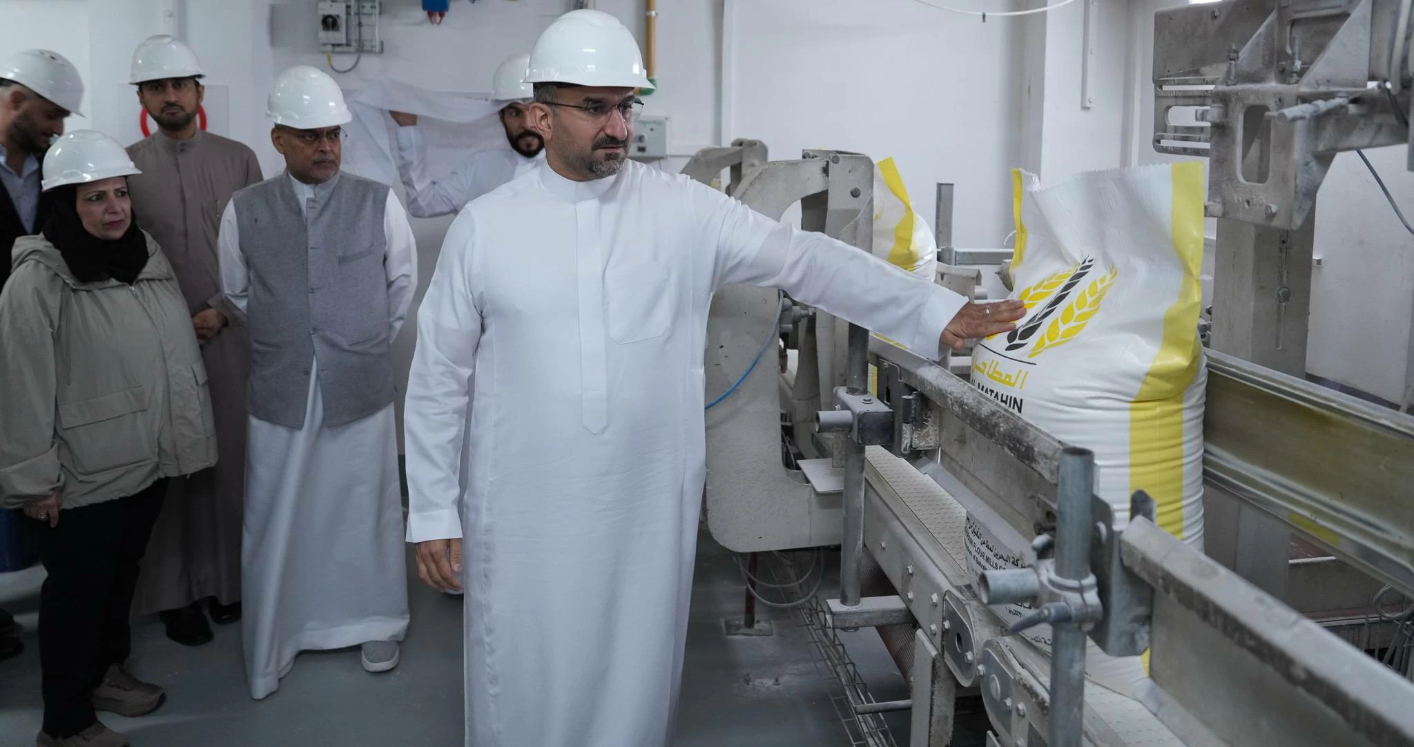 وزير الصناعة يزور شركة البحرين لمطاحن الدقيق