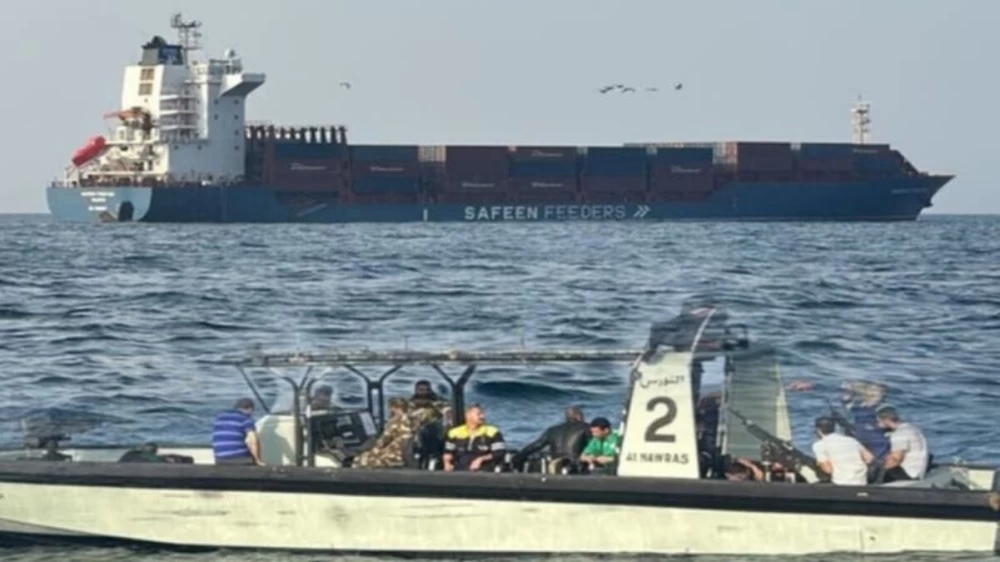 عُمان تنقذ طاقم سفينة شحن استُهدفت بصاروخين قرب مضيق هرمز