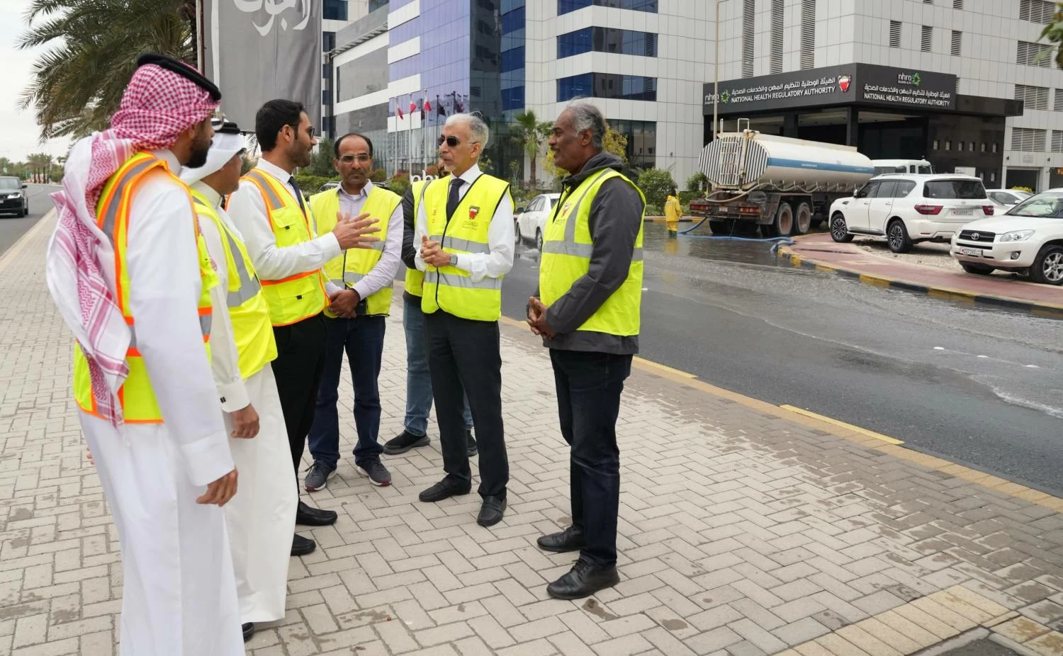 وزير الأشغال يتفقد الشوارع الرئيسية لمتابعة جهود فريق طوارئ الأمطار