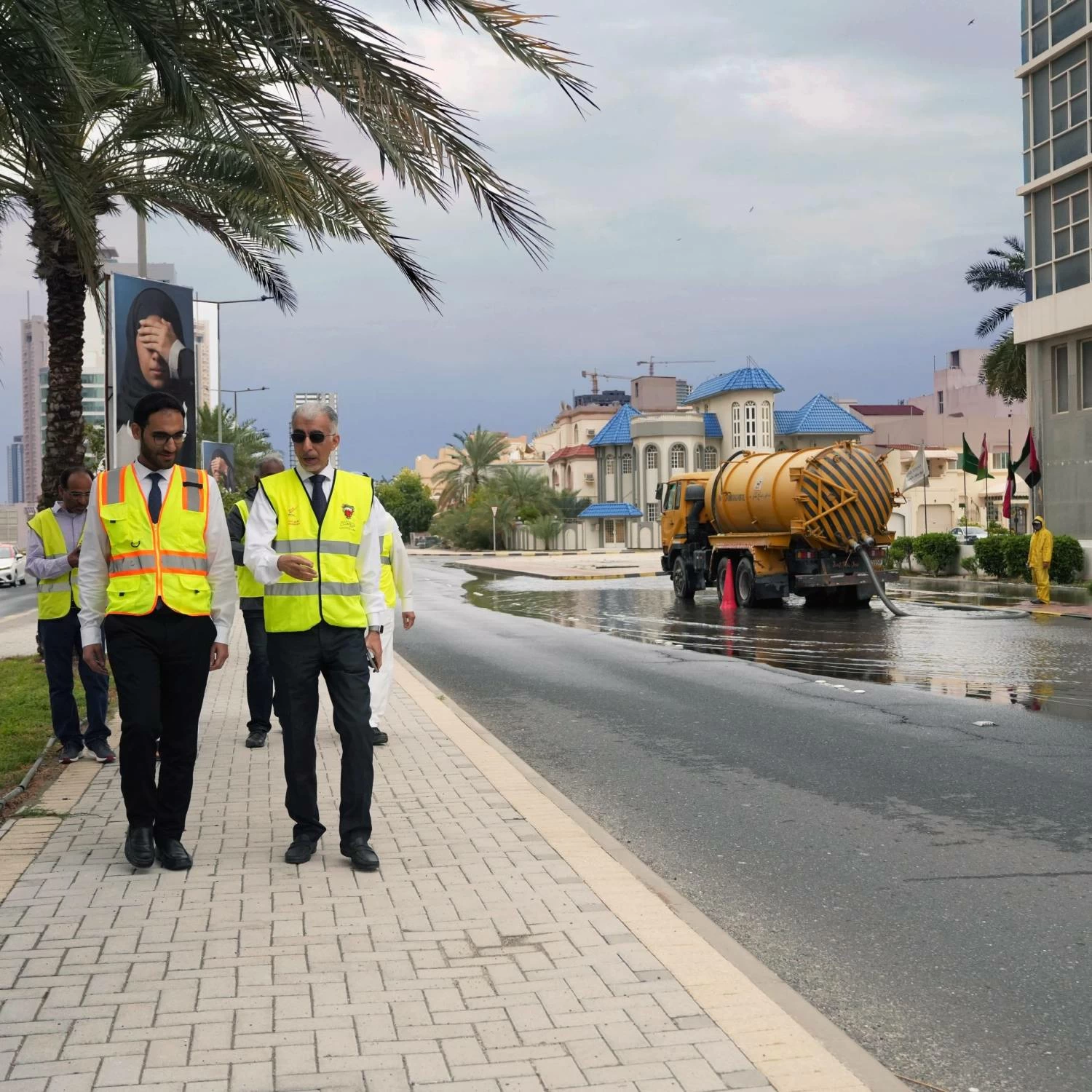 وزير الأشغال يتفقد الشوارع الرئيسية لمتابعة جهود فريق طوارئ الأمطار