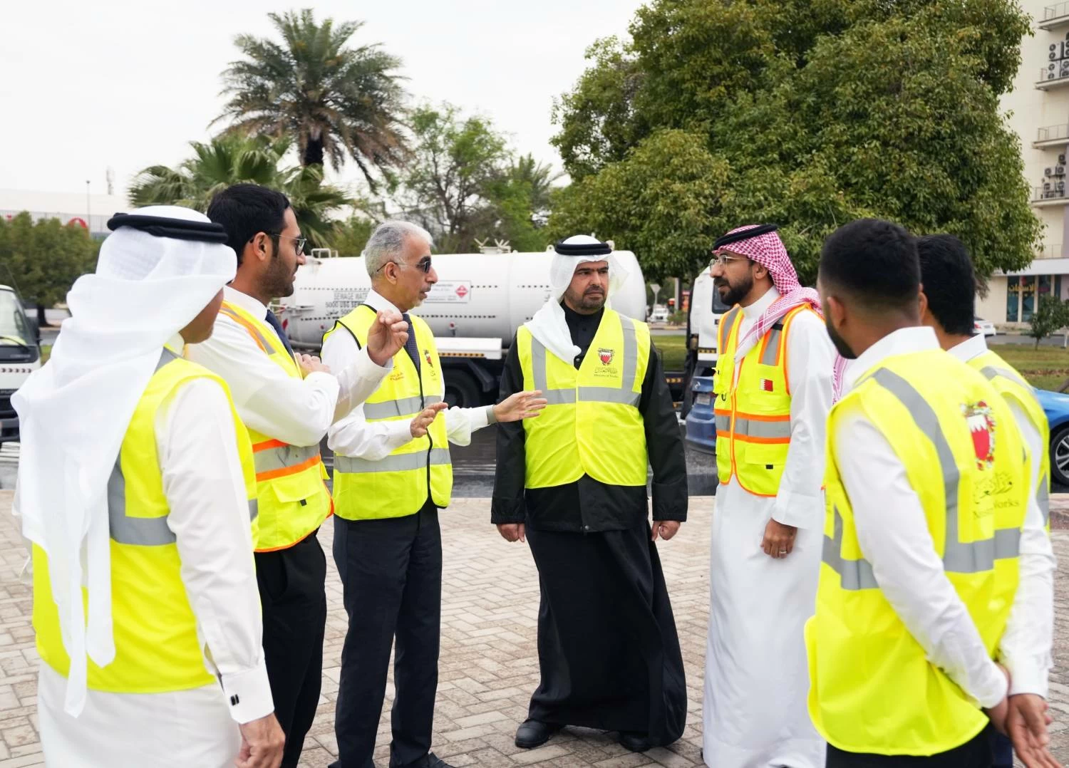 وزير الأشغال يتفقد الشوارع الرئيسية لمتابعة جهود فريق طوارئ الأمطار