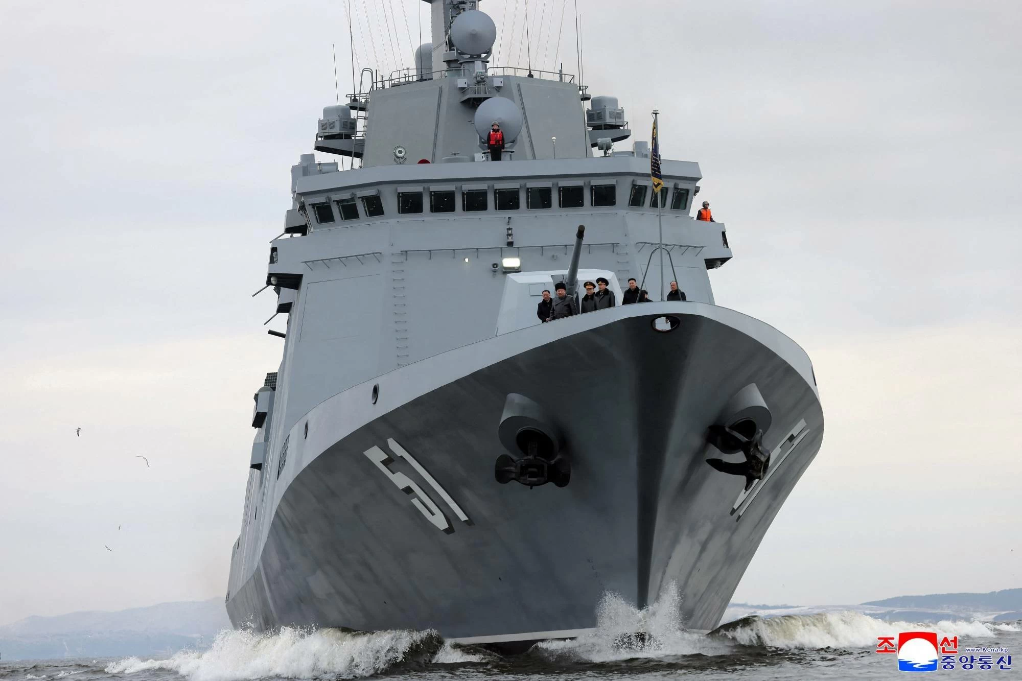 زعيم كوريا الشمالية يشرف على اختبار مدمرة بحرية متطورة