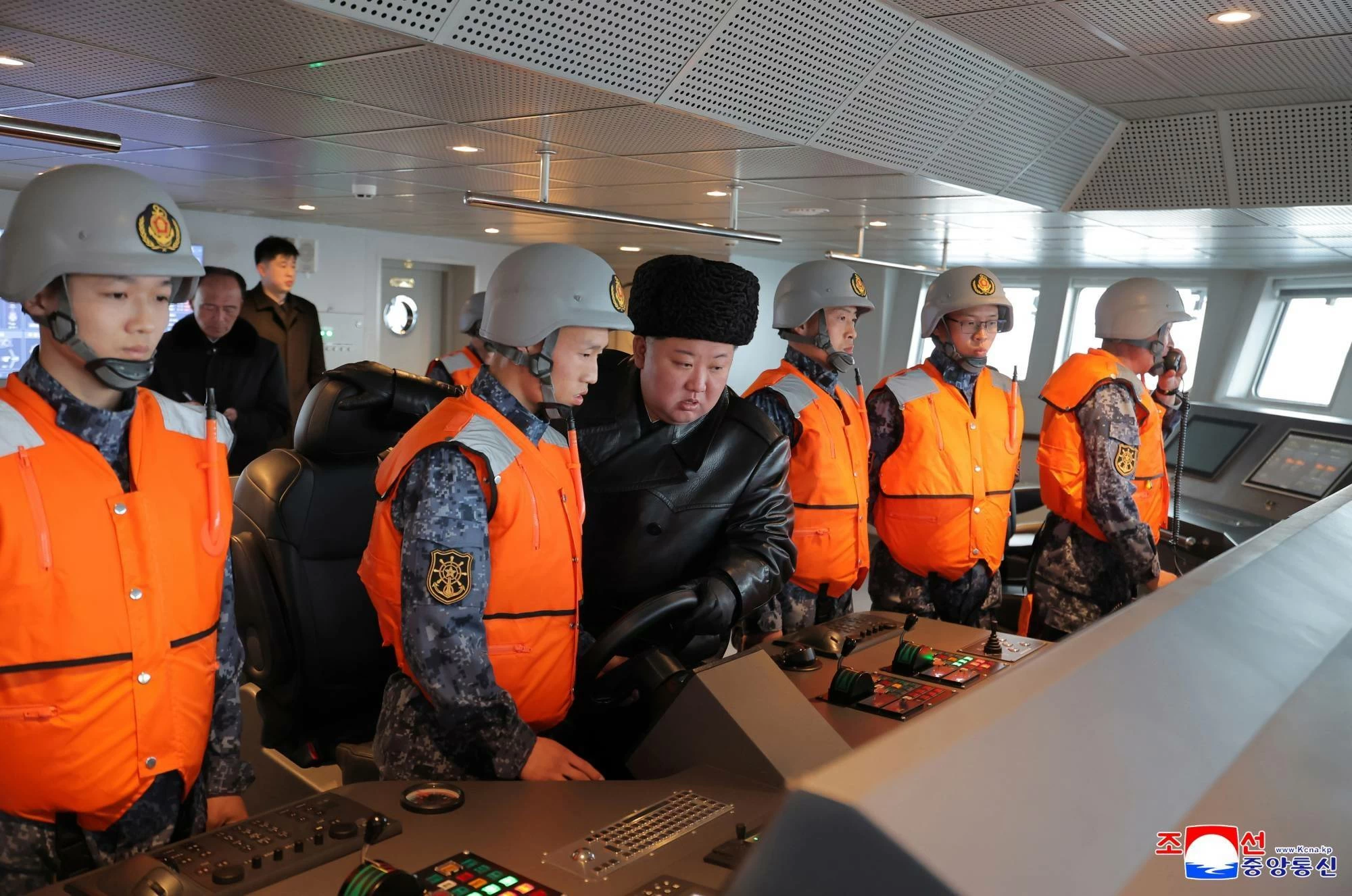 زعيم كوريا الشمالية يشرف على اختبار مدمرة بحرية متطورة