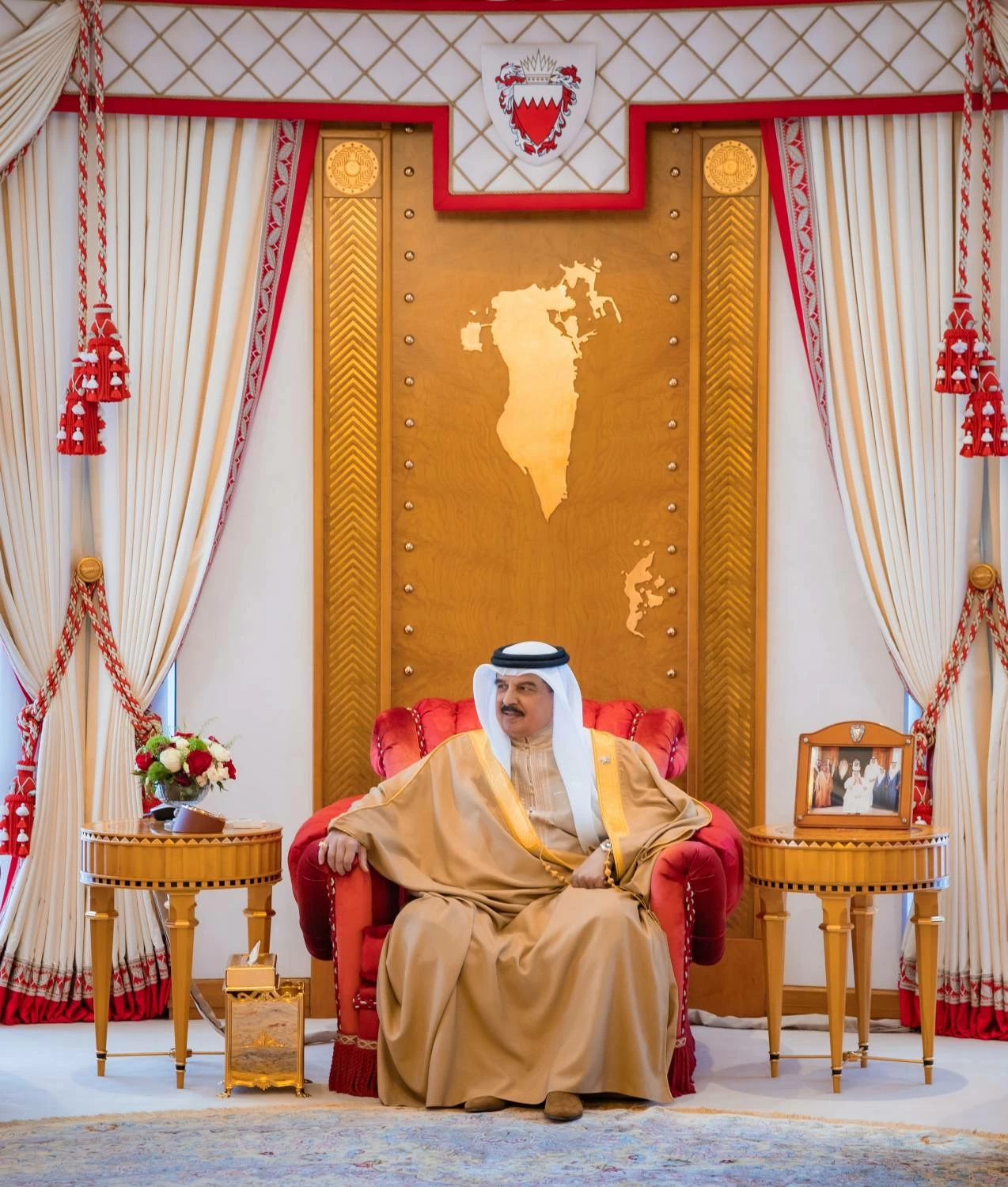 الملك القائد الأعلى للقوات المسلحة يستقبل القائد العام  ووزير الداخلية