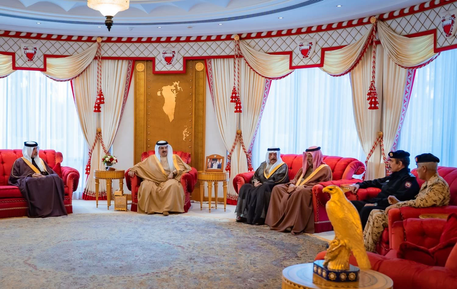 الملك القائد الأعلى للقوات المسلحة يستقبل القائد العام  ووزير الداخلية