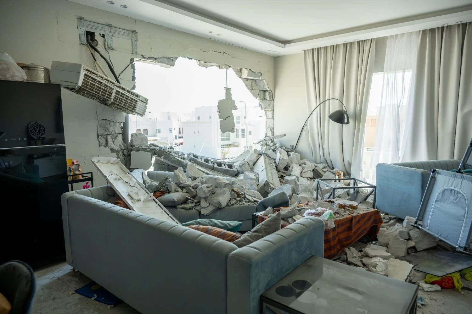 خالد بن عبدالله: ولي العهد رئيس الوزراء يأمر بتكفل الحكومة بمعالجة أضرار منازل المواطنين بـ"الحد الإسكانية"