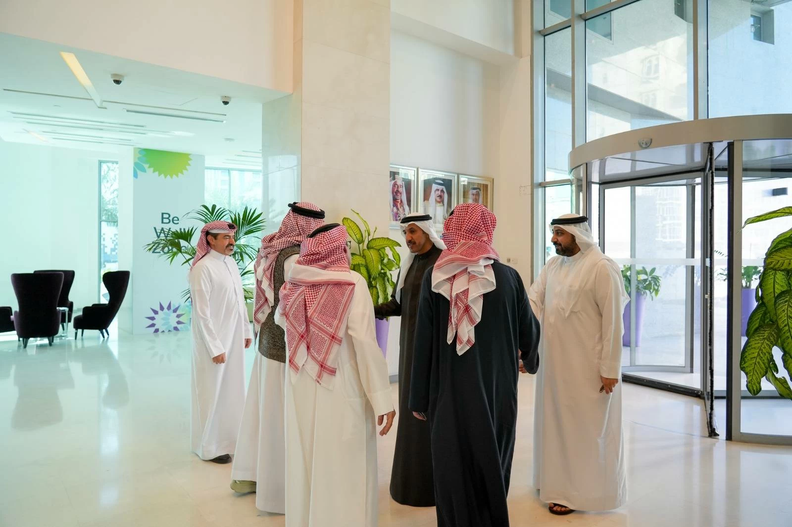 وزير المواصلات يزور عدد من شركات الاتصالات