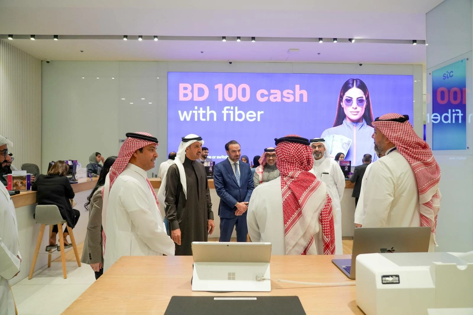 وزير المواصلات يزور عدد من شركات الاتصالات