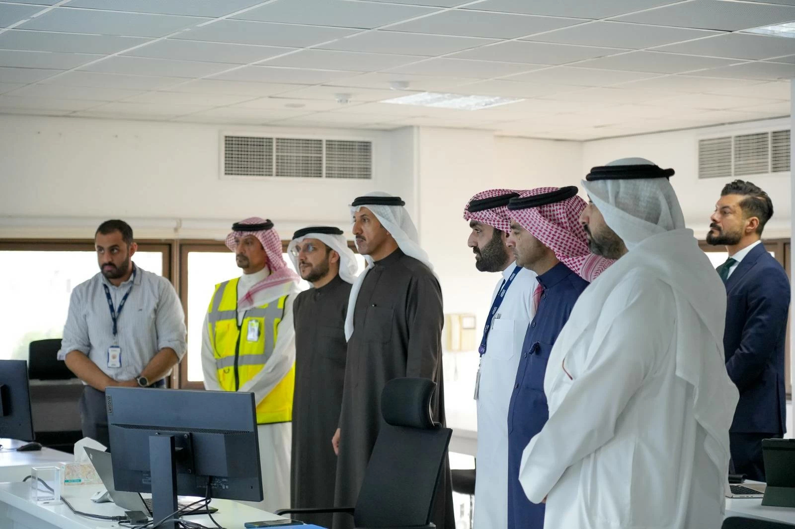 وزير المواصلات يزور عدد من شركات الاتصالات