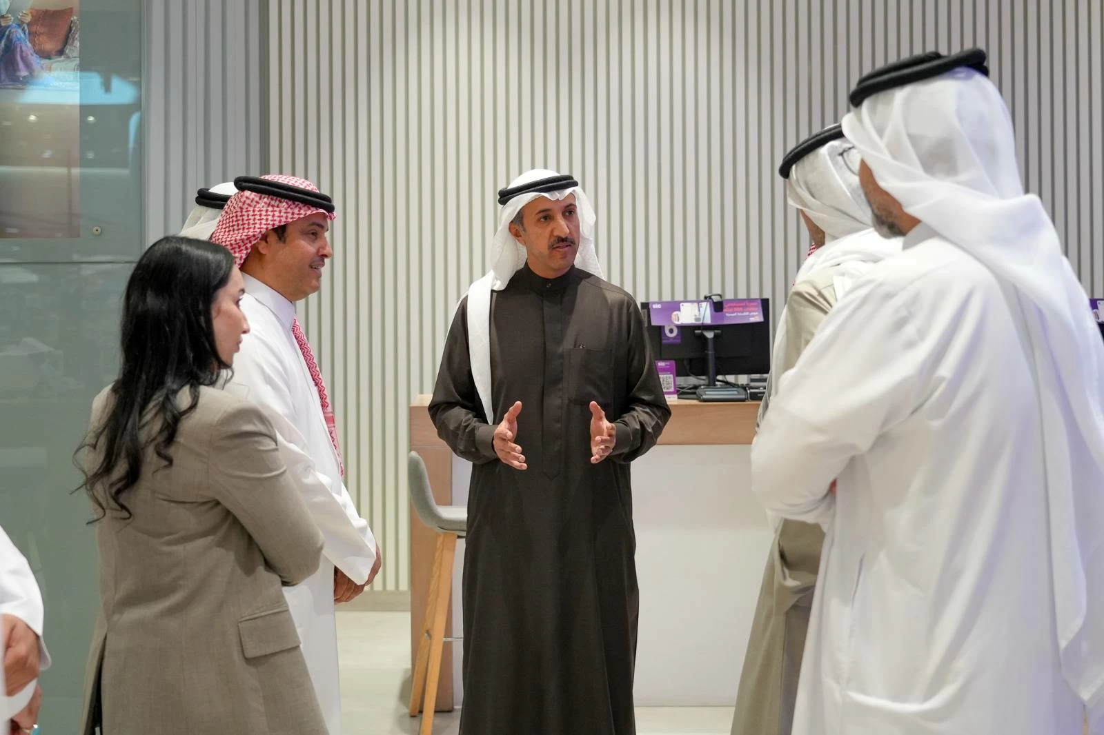 وزير المواصلات يزور عدد من شركات الاتصالات