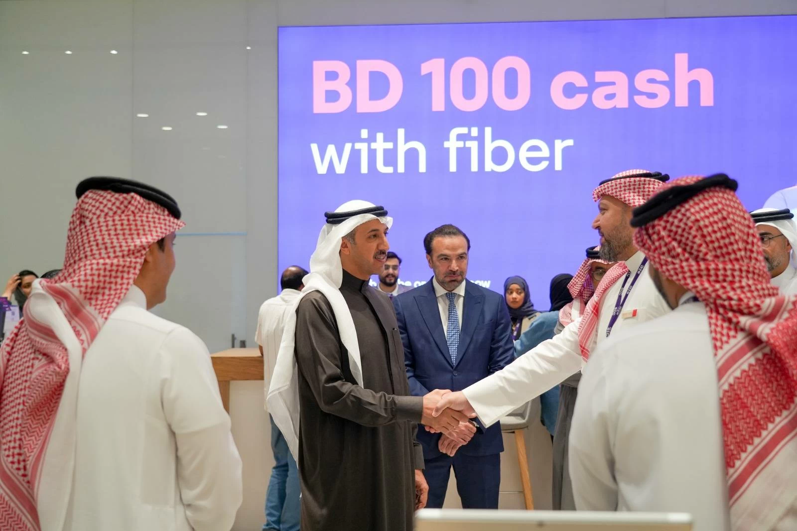 وزير المواصلات يزور عدد من شركات الاتصالات