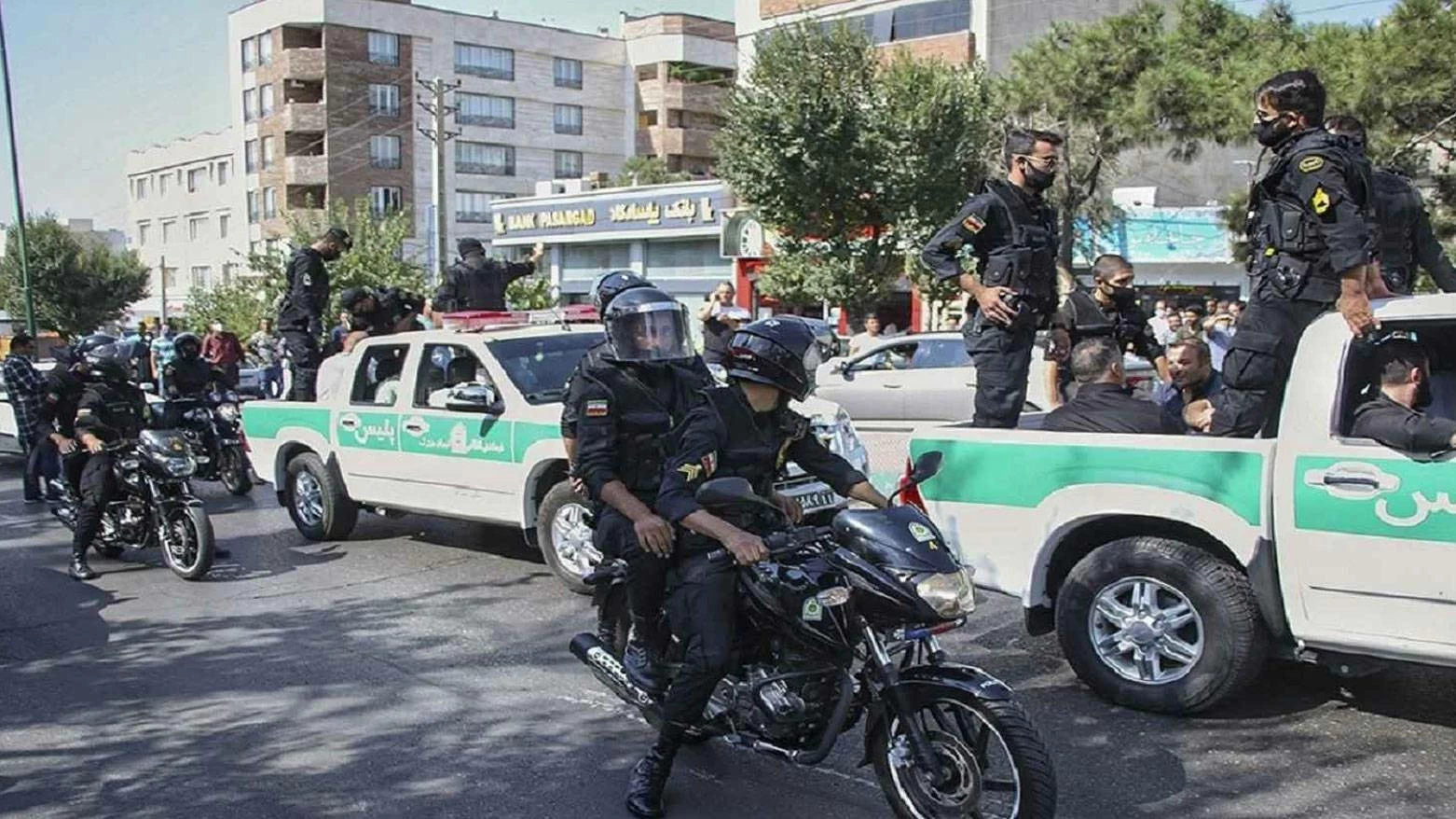 قائد الشرطة الإيرانية يأمر بإطلاق النار على اللصوص خلال الحرب