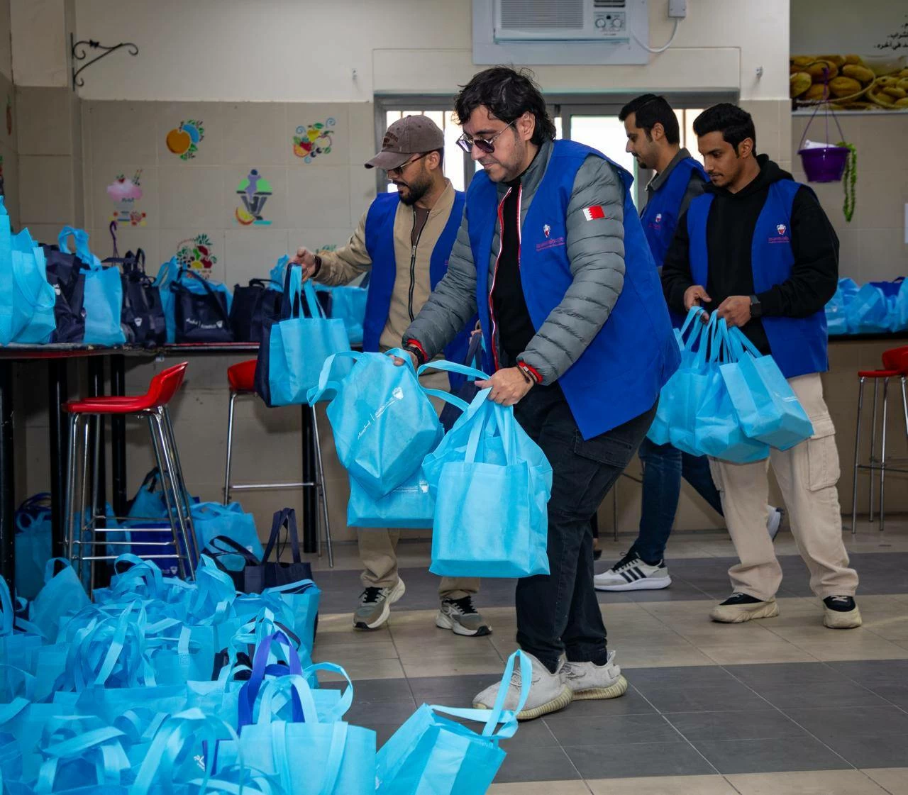 المؤسسة الملكية للأعمال الإنسانية توزع وجبات إفطار على مراكز الإيواء بالتعاون مع وزارة الداخلية