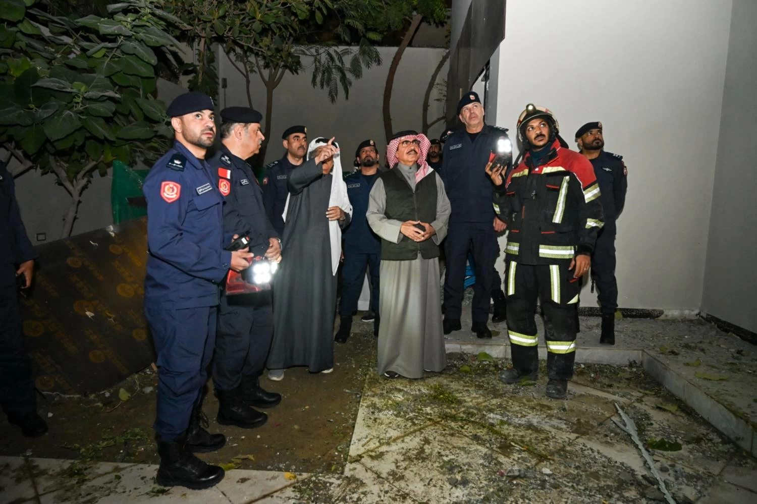 وزير الداخلية يتفقد المنازل المتضررة بالجفير جراء العدوان الايراني السافر