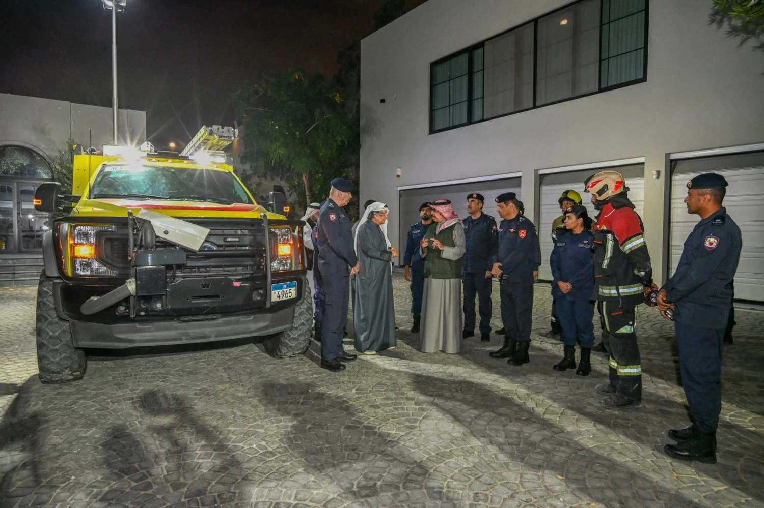 وزير الداخلية يتفقد المنازل المتضررة بالجفير جراء العدوان الايراني السافر