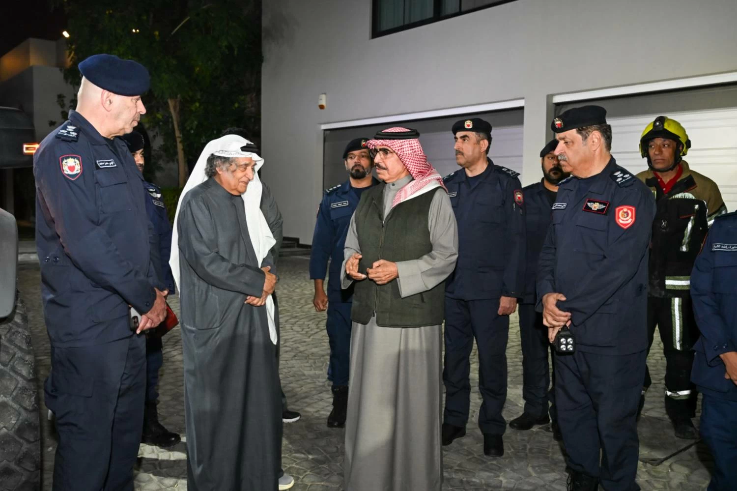 وزير الداخلية يتفقد المنازل المتضررة بالجفير جراء العدوان الايراني السافر