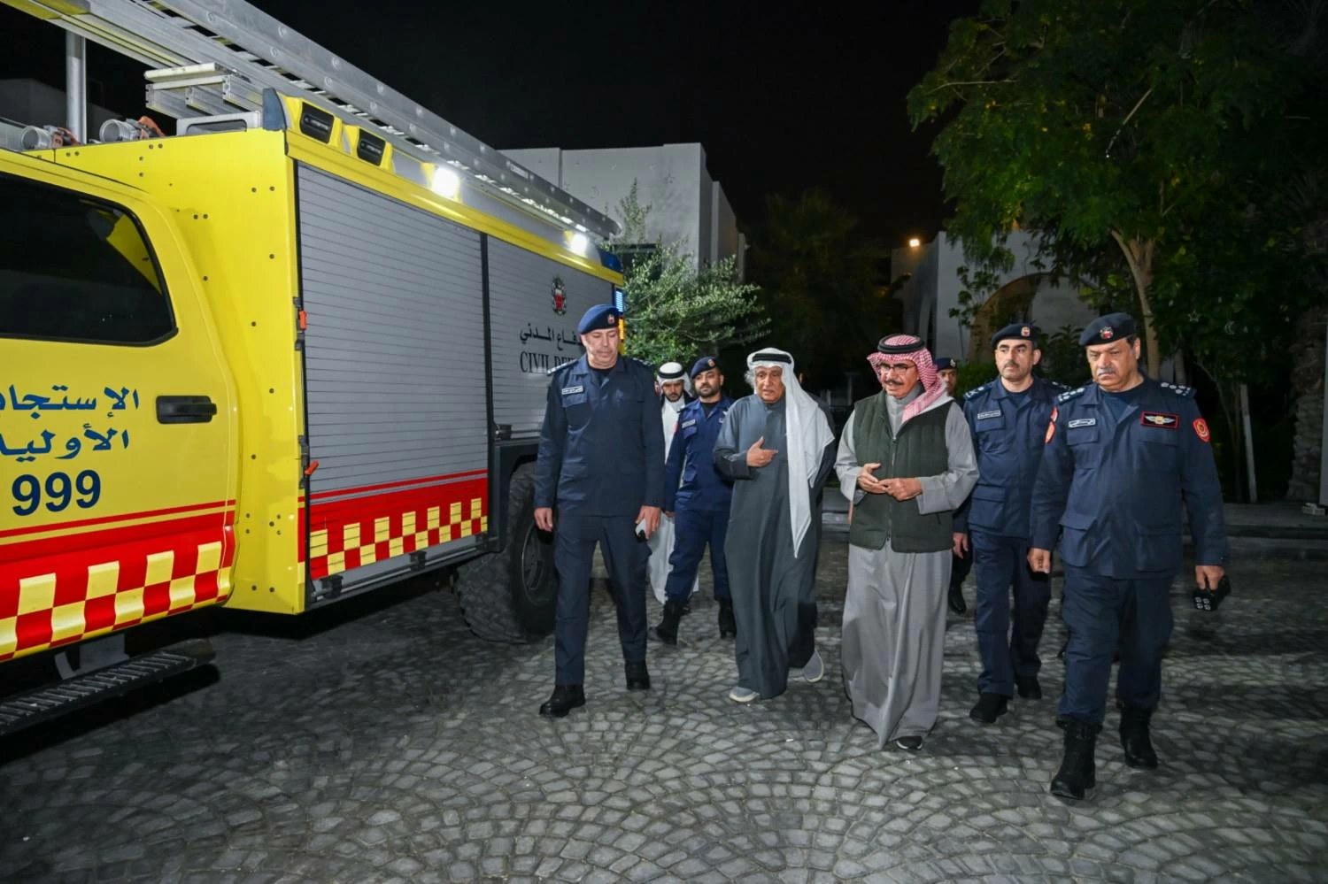 وزير الداخلية يتفقد المنازل المتضررة بالجفير جراء العدوان الايراني السافر