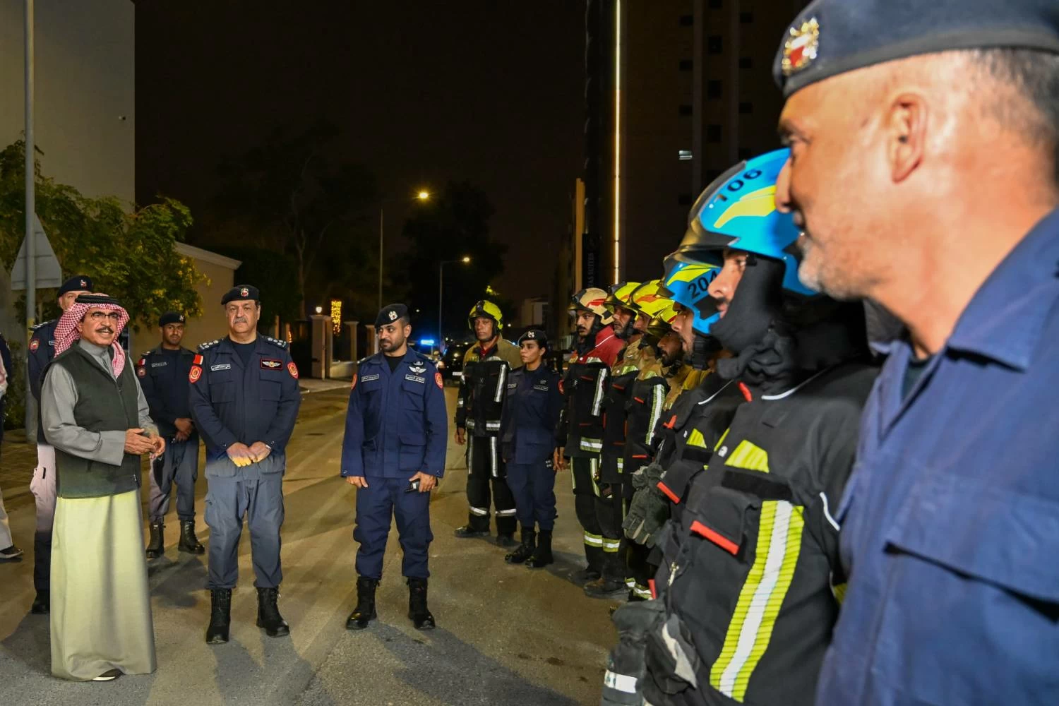 وزير الداخلية يتفقد المنازل المتضررة بالجفير جراء العدوان الايراني السافر