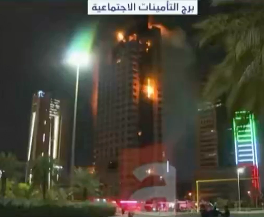 العدوان الإيراني يستهدف مبنى التأمينات الاجتماعية بالكويت