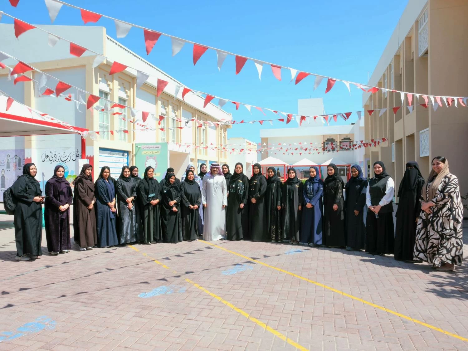 وزير التربية والتعليم يزور عددًا من المدارس للاطلاع على سير العملية التعليمية عبر المنصات الرقمية