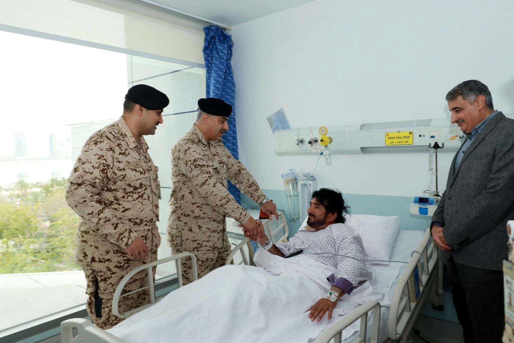 قائد الخدمات الطبية يقوم بزيارة تفقدية للمصابين في مستشفى الملك حمد