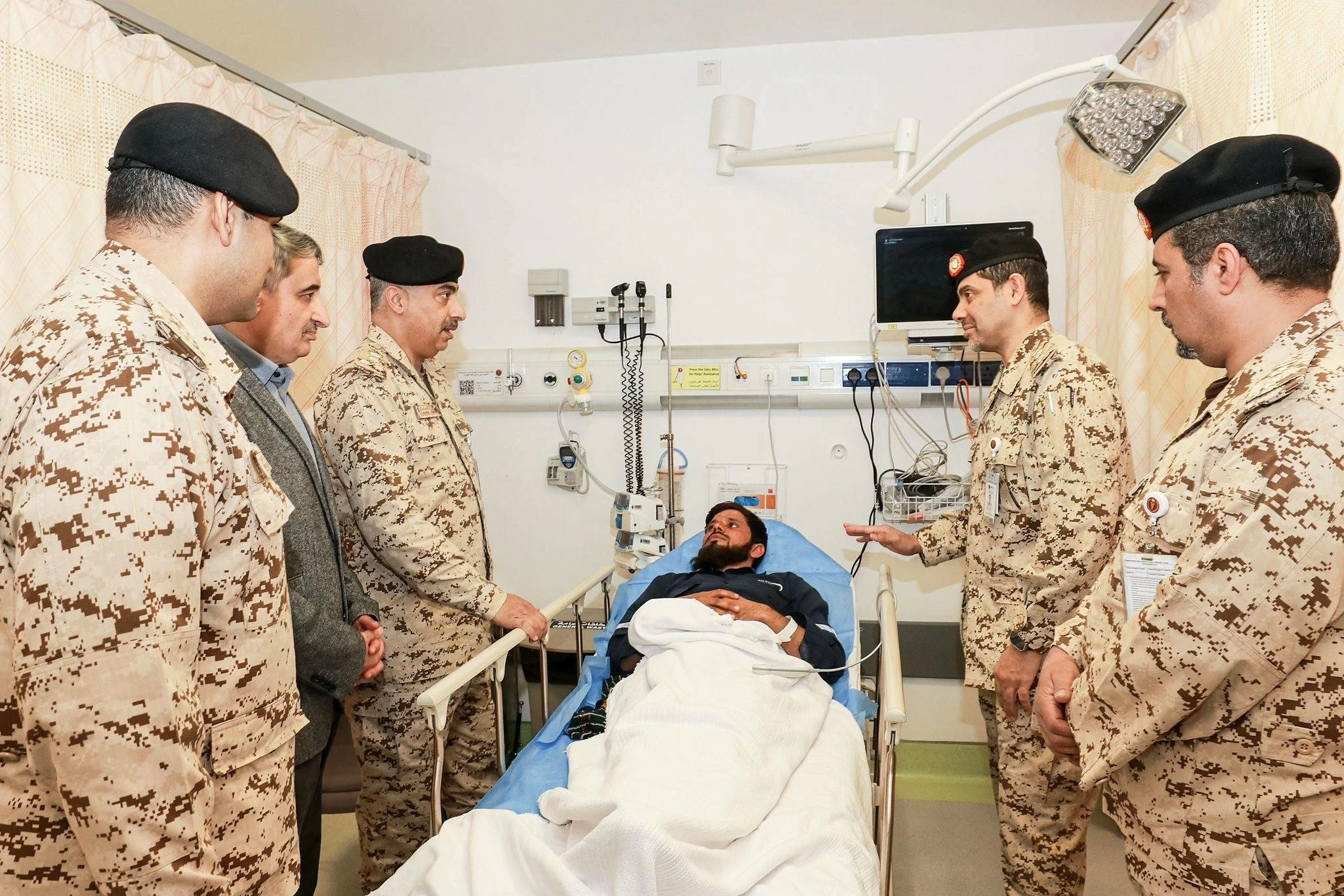 قائد الخدمات الطبية يقوم بزيارة تفقدية للمصابين في مستشفى الملك حمد