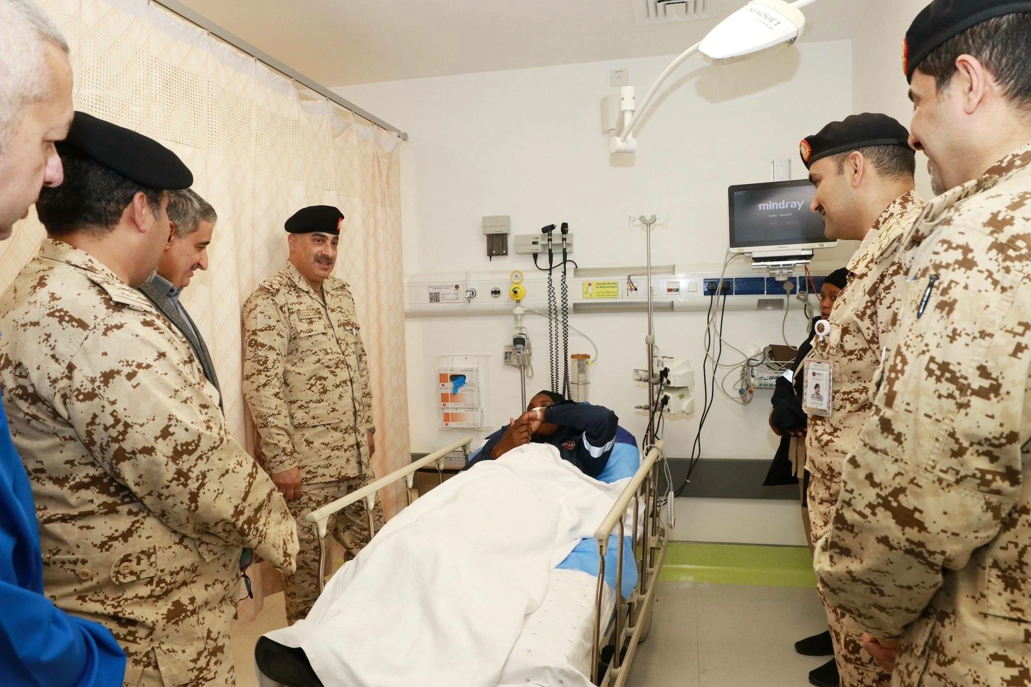 قائد الخدمات الطبية يقوم بزيارة تفقدية للمصابين في مستشفى الملك حمد