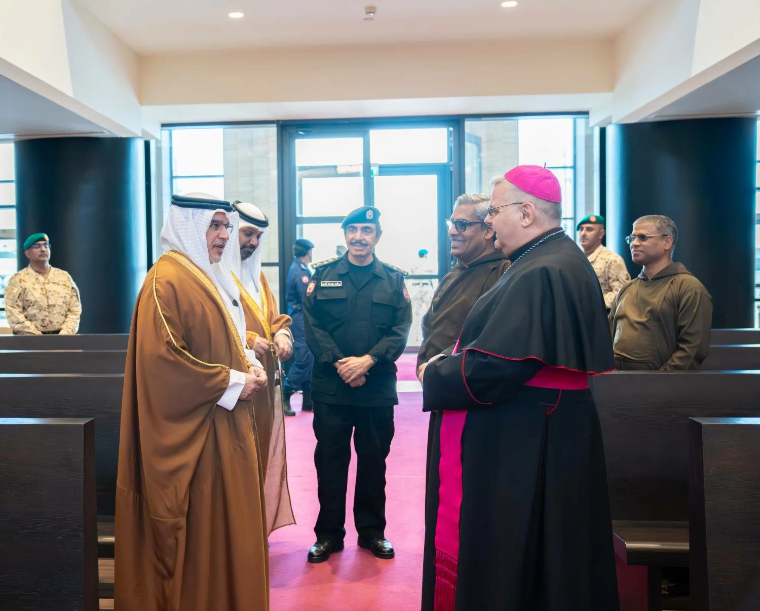 سمو ولي العهد رئيس مجلس الوزراء يزور كاتدرائية سيدة العرب