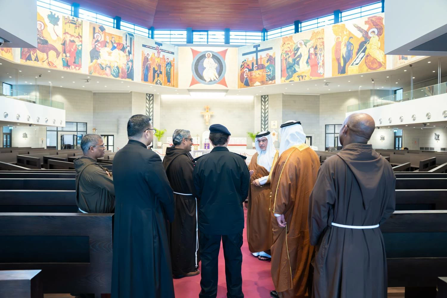 سمو ولي العهد رئيس مجلس الوزراء يزور كاتدرائية سيدة العرب