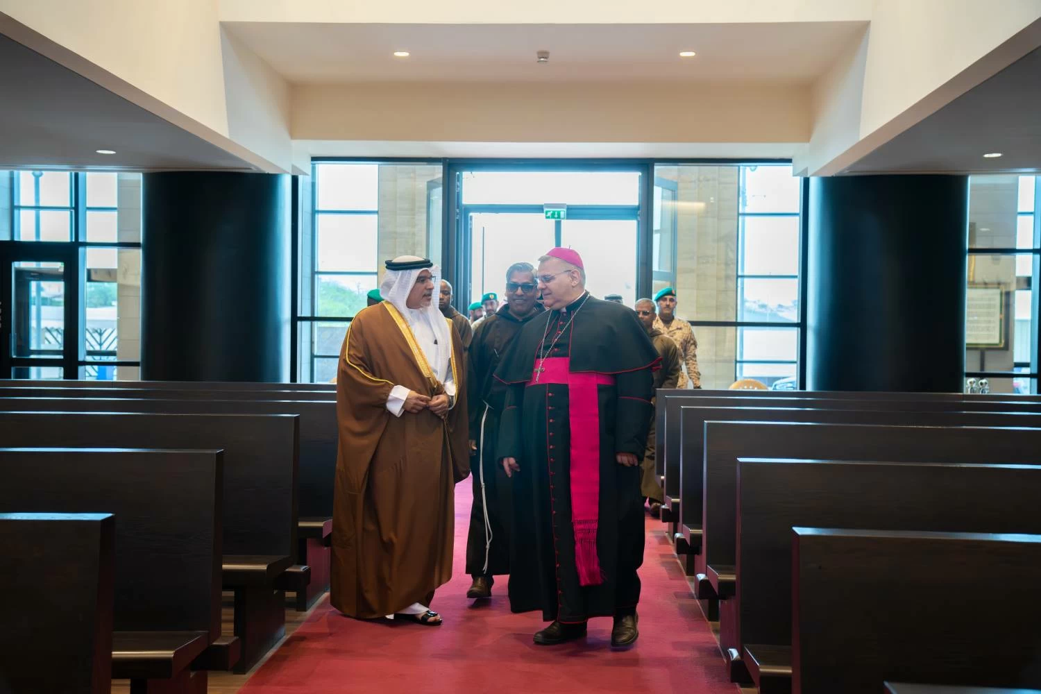 سمو ولي العهد رئيس مجلس الوزراء يزور كاتدرائية سيدة العرب