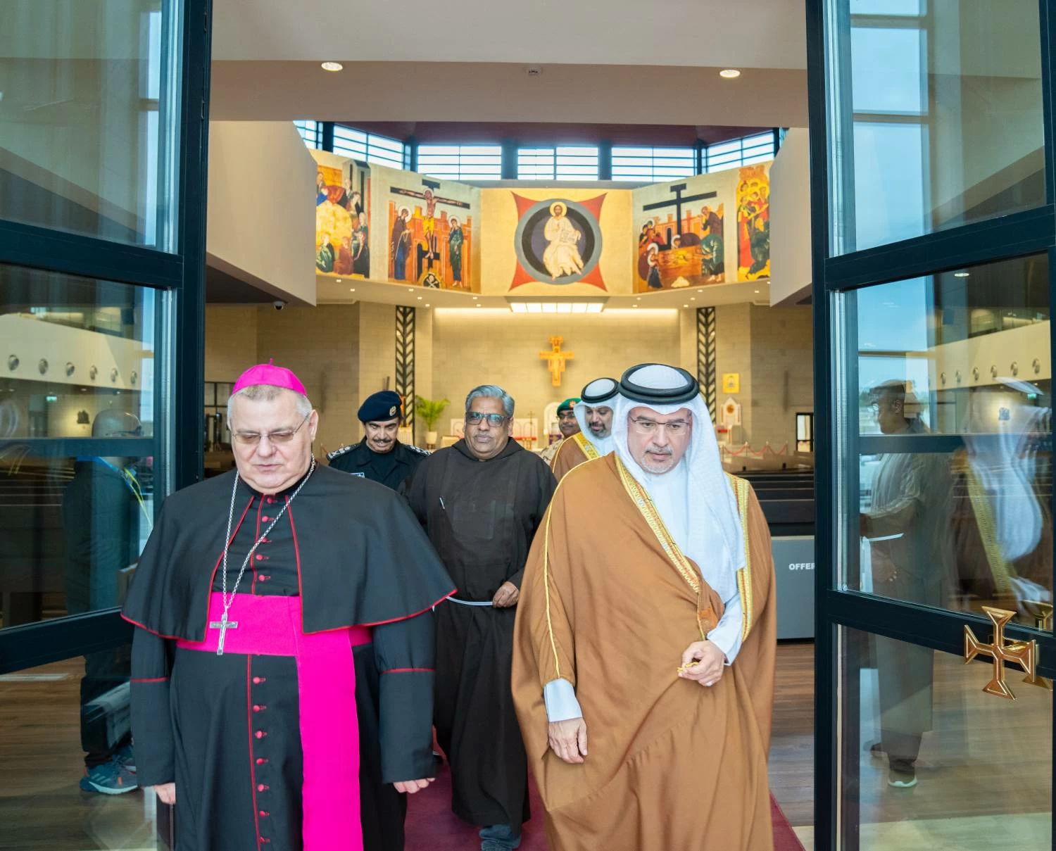 سمو ولي العهد رئيس مجلس الوزراء يزور كاتدرائية سيدة العرب