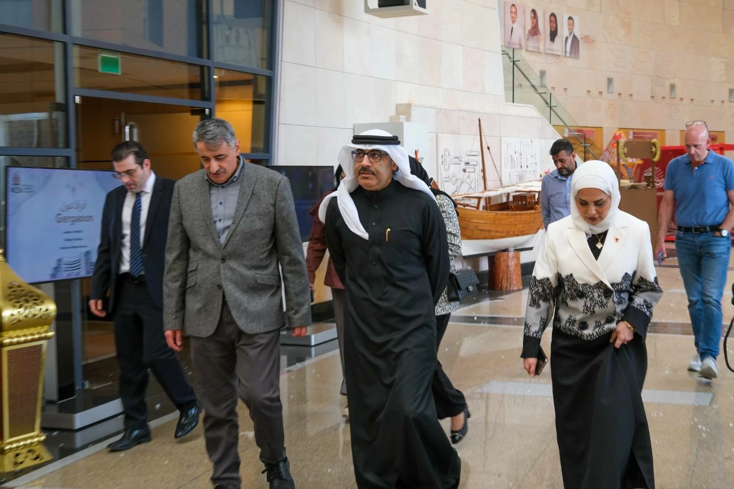 وزير التربية يتفقد جامعة بالمحرق تضررت بشظايا صاروخ جراء القصف العشوائي