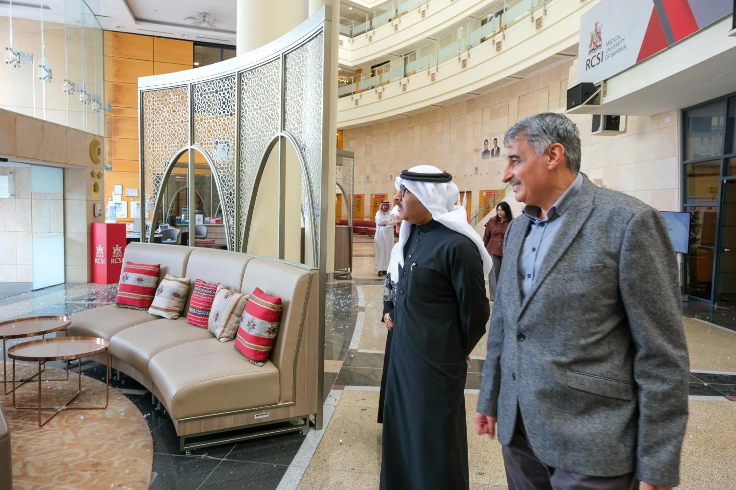 وزير التربية يتفقد جامعة بالمحرق تضررت بشظايا صاروخ جراء القصف العشوائي