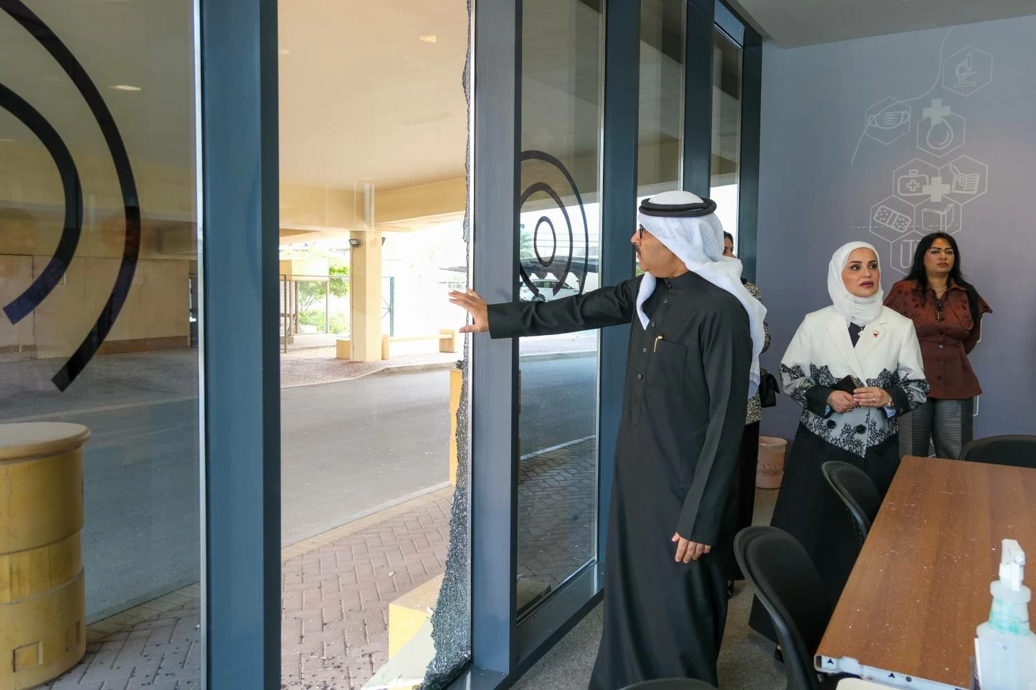 وزير التربية يتفقد جامعة بالمحرق تضررت بشظايا صاروخ جراء القصف العشوائي