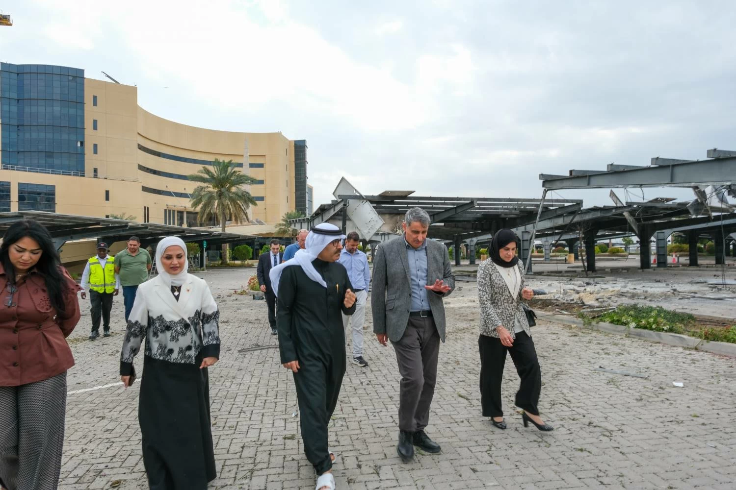 وزير التربية يتفقد جامعة بالمحرق تضررت بشظايا صاروخ جراء القصف العشوائي