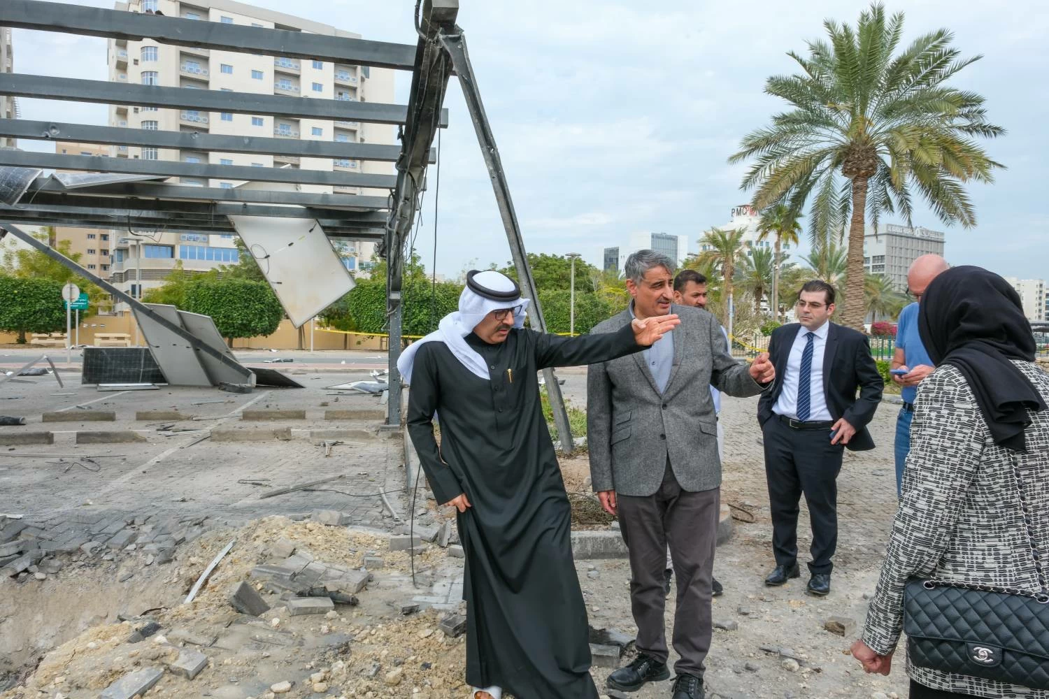 وزير التربية يتفقد جامعة بالمحرق تضررت بشظايا صاروخ جراء القصف العشوائي