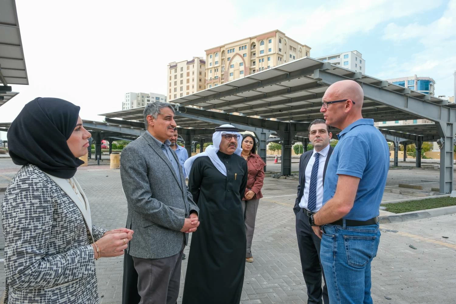 وزير التربية يتفقد جامعة بالمحرق تضررت بشظايا صاروخ جراء القصف العشوائي