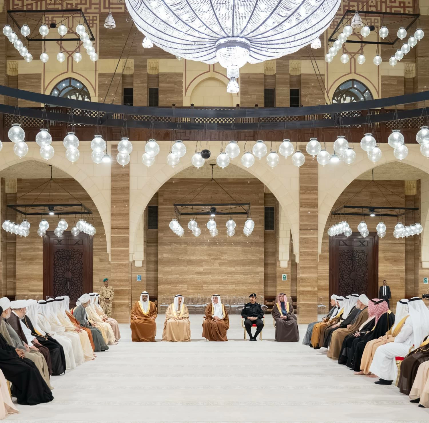 ولي العهد رئيس الوزراء: الالتفاف حول راية الوطن بقيادة جلالة الملك المعظم واجب ديني وتاريخي ومجتمعي