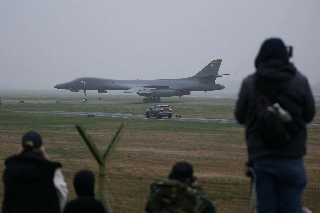 زيلينسكي يعلن إرسال خبراء في المسيّرات لحماية قواعد أميركية