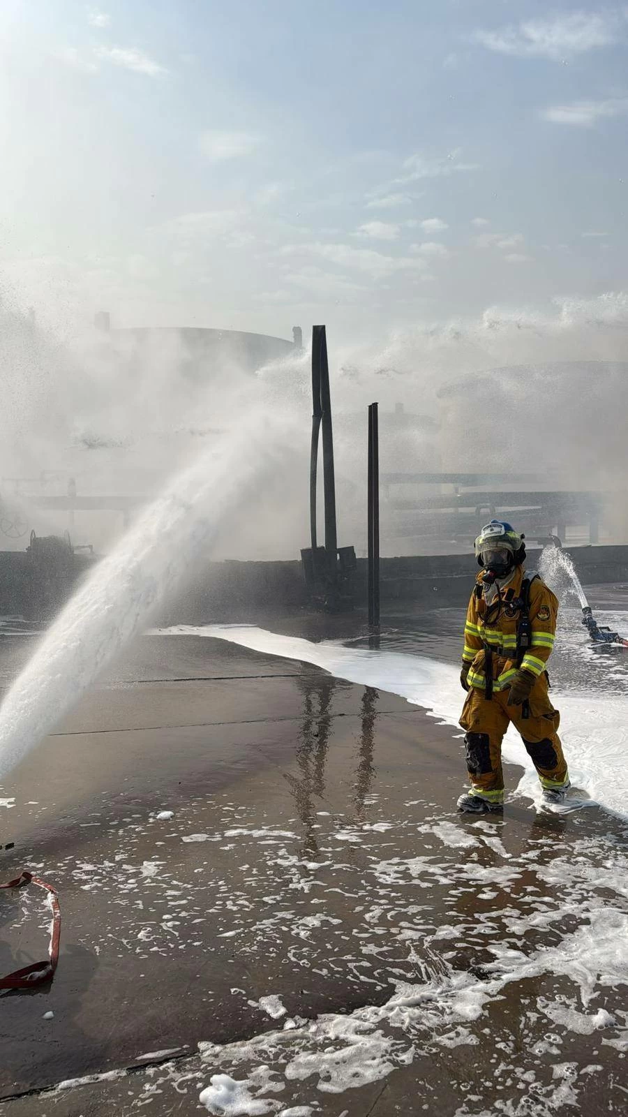 &laquo;الدفاع المدني&raquo;: السيطرة على حريق اندلع بمنشأة بالمعامير إثر عدوان إيراني