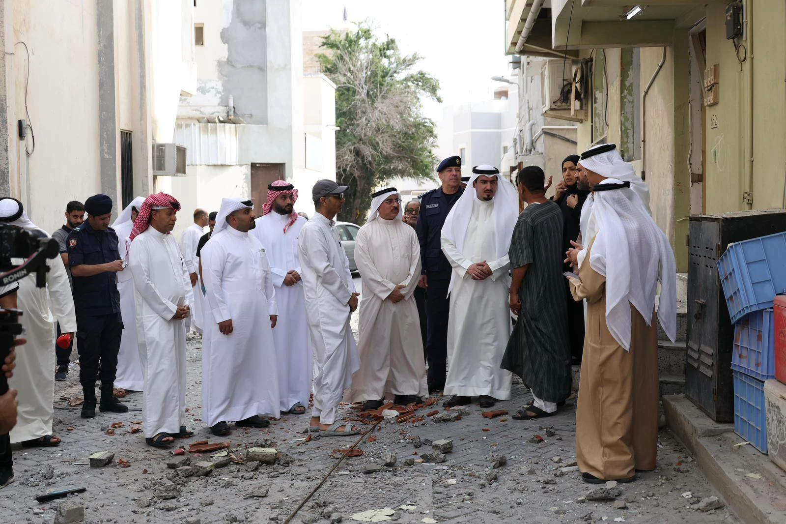 محافظ العاصمة يزور منطقة سترة للاطمئنان على سلامة المواطنين إثر العدوان الإيراني بطائرات مسيرة