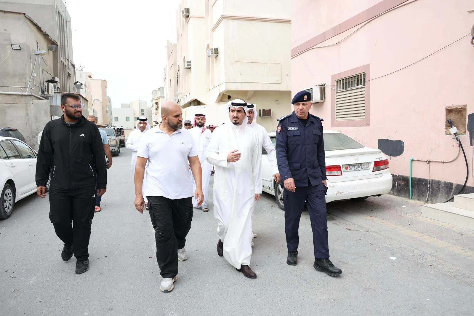 محافظ العاصمة يزور منطقة سترة للاطمئنان على سلامة المواطنين إثر العدوان الإيراني بطائرات مسيرة