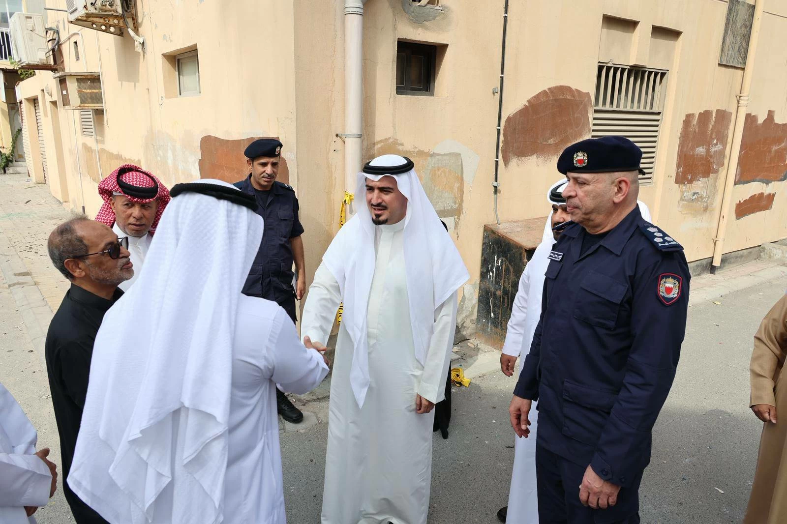 محافظ العاصمة يزور منطقة سترة للاطمئنان على سلامة المواطنين إثر العدوان الإيراني بطائرات مسيرة