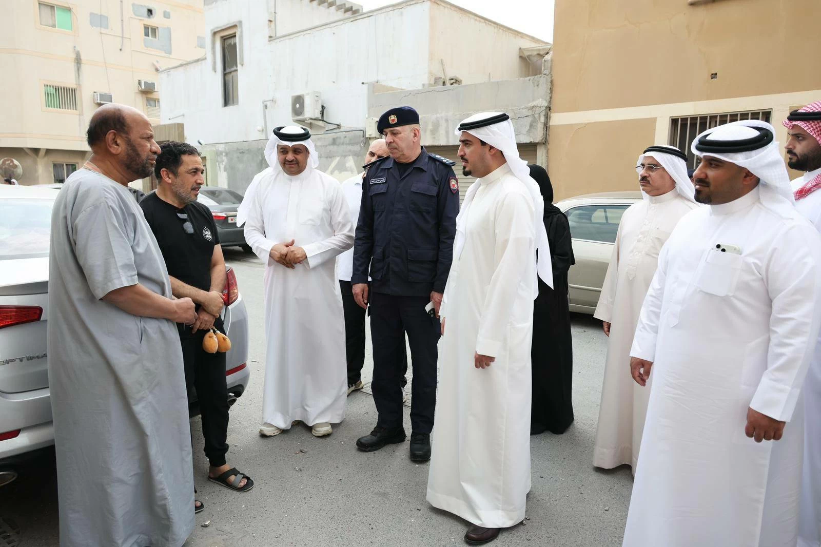 محافظ العاصمة يزور منطقة سترة للاطمئنان على سلامة المواطنين إثر العدوان الإيراني بطائرات مسيرة