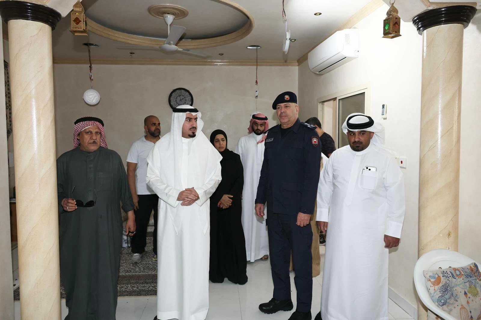 محافظ العاصمة يزور منطقة سترة للاطمئنان على سلامة المواطنين إثر العدوان الإيراني بطائرات مسيرة